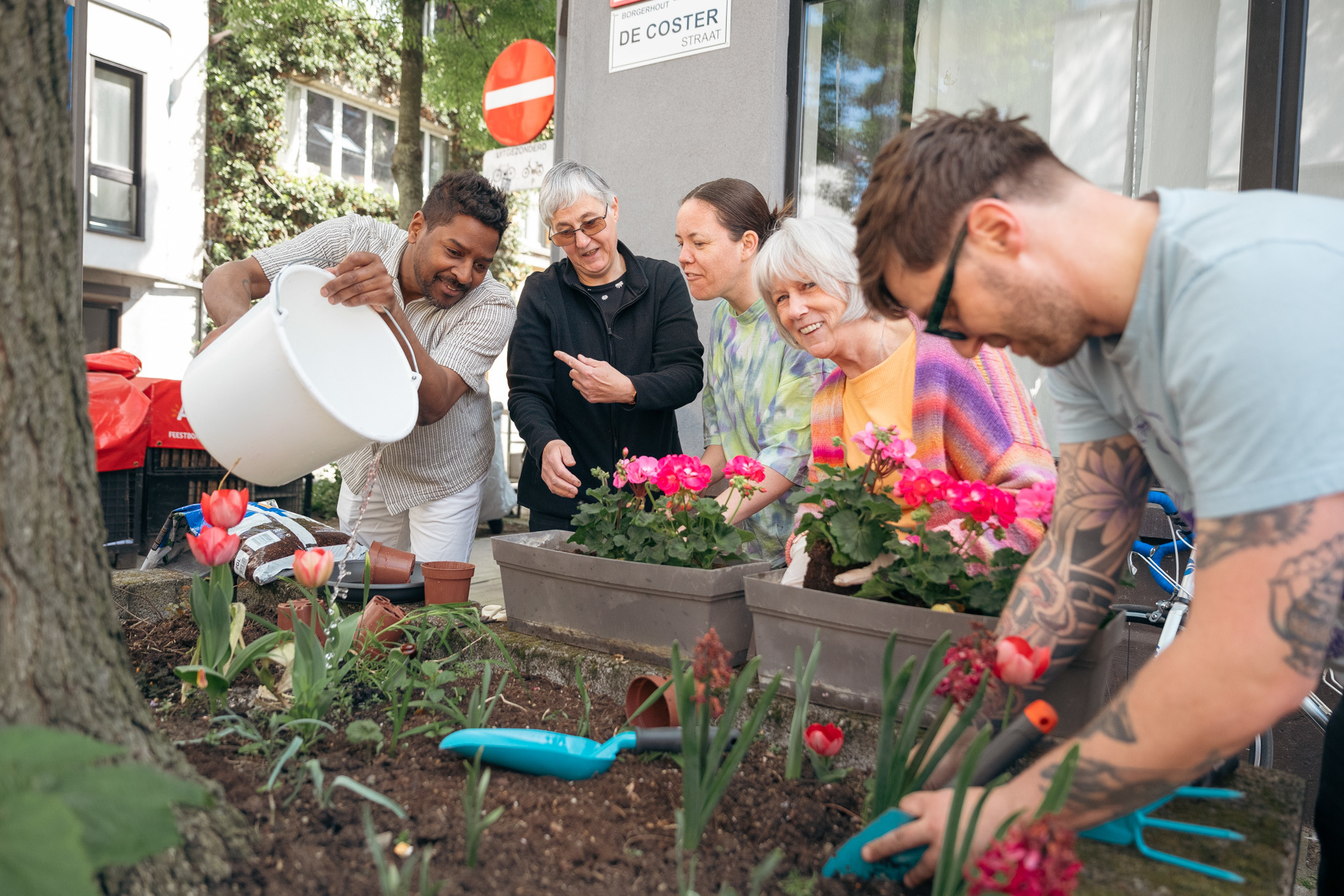 Foto van Borgerhoutse bewoners die gratis bestelde plantjes in plantvak planten en bewateren: 17 oktober is het weer Groeidag in Borgerhout: bestel voor 1 september je gratis plantjes Foto van Borgerhoutse bewoners die gratis bestelde plantjes in plantvak planten en bewateren: 17 oktober is het weer Groeidag in Borgerhout: bestel voor 1 september je gratis plantjes